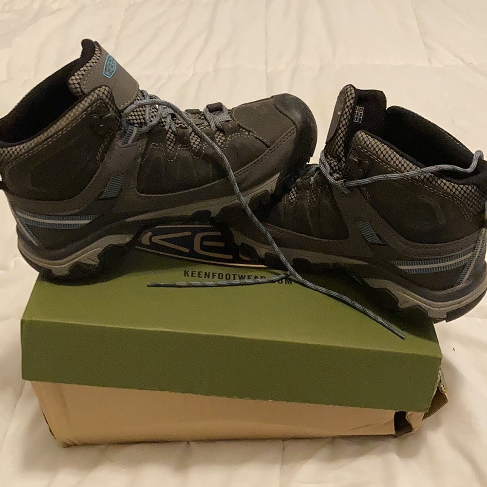 KEEN waterproof hiking boots — LIKE NEW